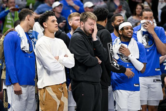 Luka Dončić | Luka Dončić je v drugem polčasu nemočno opazoval, kako Dallas izgublja 43. tekmo v sezoni. | Foto Reuters