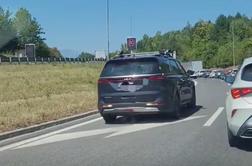Skrajno nevarno početje voznika na avtocesti, ki se je želel izogniti zastoju #video