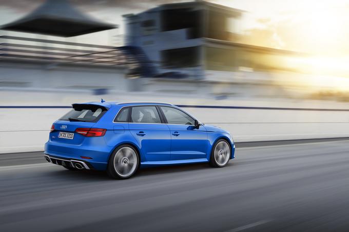 Audi RS3 sportback bo po besedah inženirjev ljubiteljem športne vožnje ponudil izredno čustveno in dinamično vozno izkušnjo, za katero bosta poskrbela trenutno najmočnejši serijski petvaljnik na svetu s 400 "konji" in stalni štirikolesni pogon quattro. Svoje mišice tekmecu BMW M2 z Bavarske in mercedesu A45 AMG iz Stuttgarta kaže tudi z ostrejšo podobo.   | Foto: Audi