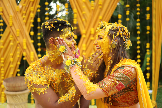 Haldi velja za najbolj pogost indijski predporočni ritual, ki vključuje vtiranje kurkume v telo mladoporočencev. Namen rituala je blagosloviti par pred poroko. | Foto: Films & Feels