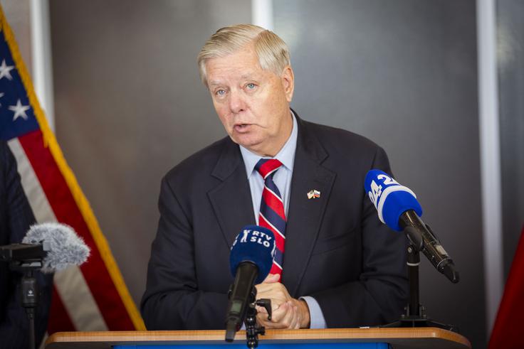Ameriški senator Lindsey Graham velja za zelo naklonjenega ameriški vojaški pomoči Ukrajini. Leta 2023 je sredstva, ki so jih ZDA namenile za oboroževanje Ukrajine za odvračanje ruskih napadov, označil za "najbolje porabljen denar v zgodovini Združenih držav Amerike". Na fotografiji Graham med obiskom v Sloveniji pred dvema letoma. | Foto: Bojan Puhek