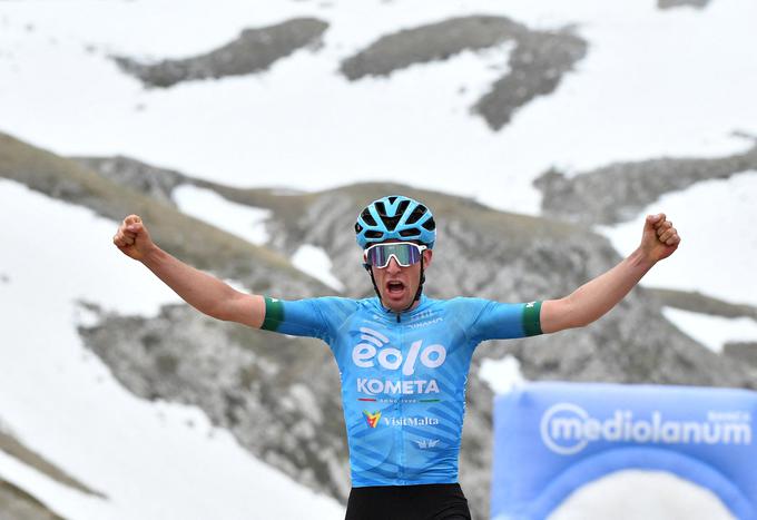 Davide Bais je postal zmagovalec dneva in na koncu oblekel še modro majico za najboljšega na gorskih ciljih. | Foto: Reuters