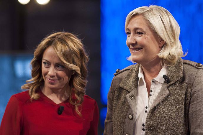 Girogia Meloni in Marine Le Pen | Nekoč sta bili Giorgia Meloni in Marine Le Pen zaveznici. Fotografija je bila posneta leta 2015, ko so bili leto prej ustanovljeni Bratje Italije Melonijeve še majhna stranka, Le Penova pa je vodila veliko bolj znano stranko Nacionalna fronta (ta se zdaj imenuje Nacionalni zbor, ki ga vodi Jordan Bardella).  | Foto Guliverimage