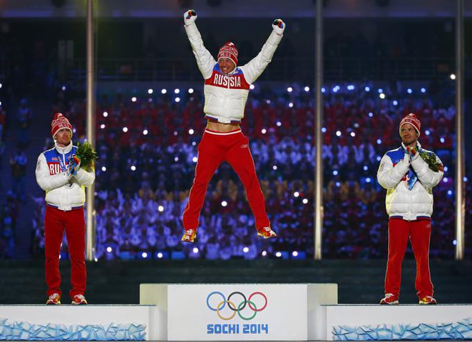 Ruski smučarski tekač Aleksander Legkov se je v Sočiju veselil zlate medalje v teku na 50 kilometrov, a je zaradi zlorabe dopinga ostal brez nje. Kaznovan je tudi z doživljenjsko prepovedjo nastopanja na športnih tekmovanjih. | Foto: Reuters