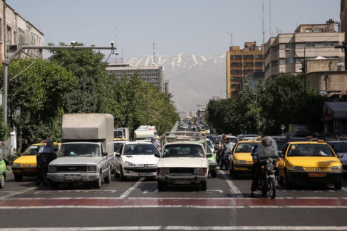 Vozni park v Iranu je precej drugačen od evropskega povprečja, in sicer po letih, varnosti in barvitosti. | Foto: Reuters