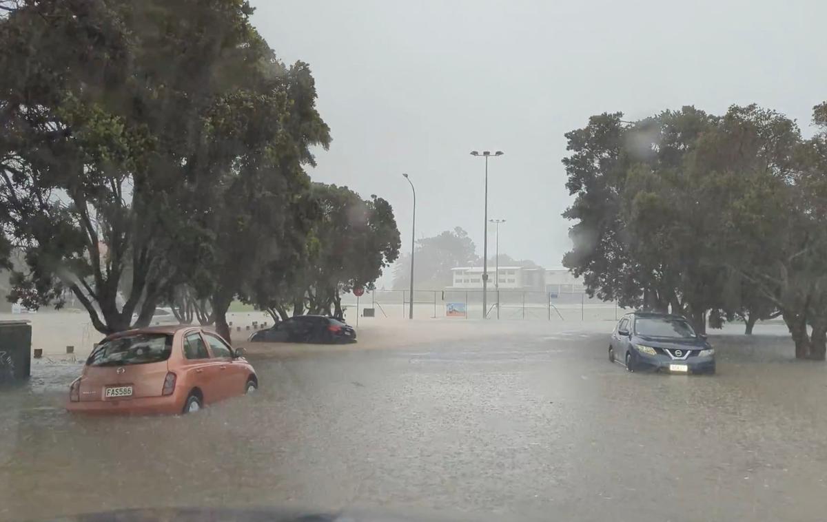 Nova Zelandija, poplave | Vremenoslovci so opozorili, da bodo vetrovi najverjetneje še vedno dovolj močni, da lahko poškodujejo drevesa in daljnovode, ter da v prihodnjih dneh pričakujejo večjo količino padavin, ki bi lahko povzročile nove poplave in zemeljske plazove. | Foto Reuters
