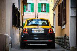 Fiat 500 1.2 8V lounge - šik mestni malček s posluhom za visoko modo