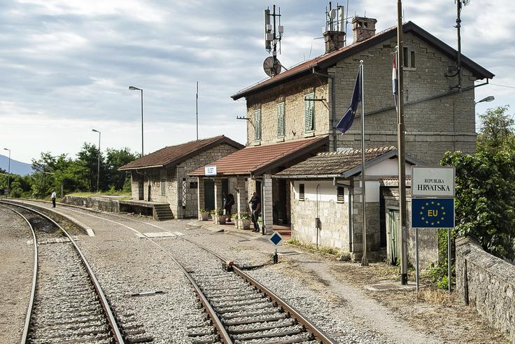 Če razmišljate o tem, da bi se z vlakom zapeljali v Buzet, nikar ne spreglejte, da je od postaje do središča istoimenskega mesta sedem kilometrov razdalje in nekaj sto metrov višinske razlike. | Foto: Ana Kovač