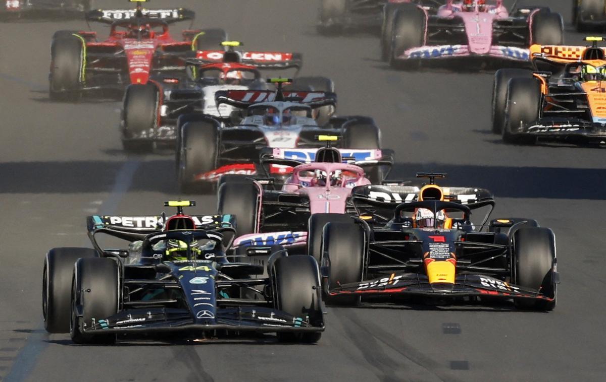 Melbourne štart Lewis Hamilton Max Verstappen | Na drugem štartu je Hamilton še zadržal za sabo Verstappna, a ga je Nizozemec nekaj krogov pozneje prehitel. | Foto Guliver Image