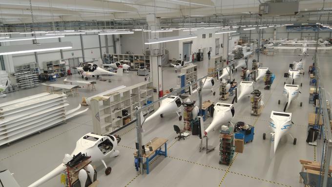 Proizvodnja letal v Pipistrelovi italijanski tovarni, ki leži le streljaj čez državno mejo. | Foto: Pipistrel