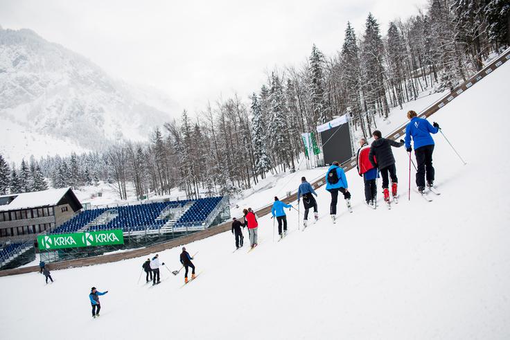 Številni prostovoljci so dopoldne utrjevali progo. | Foto: Žiga Zupan/Sportida