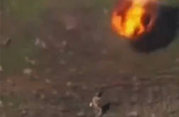 Ruski vojak se je soočil z ukrajinskim dronom. Zgodilo se je to. #video