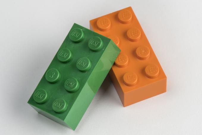 Zelena kocka (zgoraj) je plastična, kar izdaja njen sijaj, oranžna pa je izdelana (med drugim) iz pšeničnega glutena in je videti precej bolj bleda.  | Foto: 