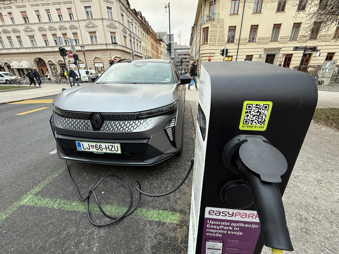 V treh urah, kolikor je v mestu navadno časovno omejeno parkiranje ob polnilnici, bo baterija scenica dobila tudi do 60 kWh elektrike. Toda pozor, vse javne polnilnice AC ne omogočajo polnjenja z močjo prek 11 kW. | Foto: Gregor Pavšič