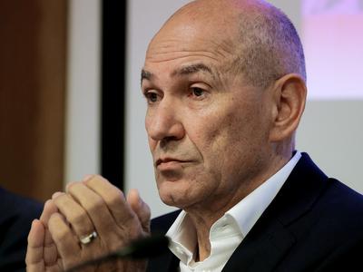 Dnevnik: Okrožno sodišče v zadevi Patria Janši dosodilo še slabih 40 tisoč evrov odškodnine