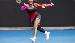 Prerojena Serena Williams melje naprej