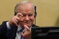 Rusi zaradi bolezni predlagajo izpustitev Mladića, Matere Srebrnice ogorčene