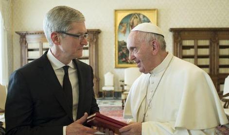 Fotozgodba: Zakaj je homoseksualni direktor najvrednejšega podjetja na svetu obiskal papeža?