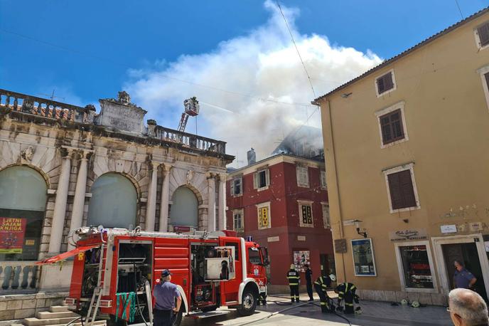 Gašenje požara v starem mestnem jedru Zadra | Foto STA