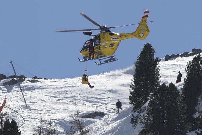 helikopter | Superveleslalomsko preizkušnjo v italijanski Val di Fassi sta zaznamovala huda padca Norvežanke Kajse Vickhoff Lie in Avstrijke Rosine Schneeberger. | Foto Guliverimage/Getty Images