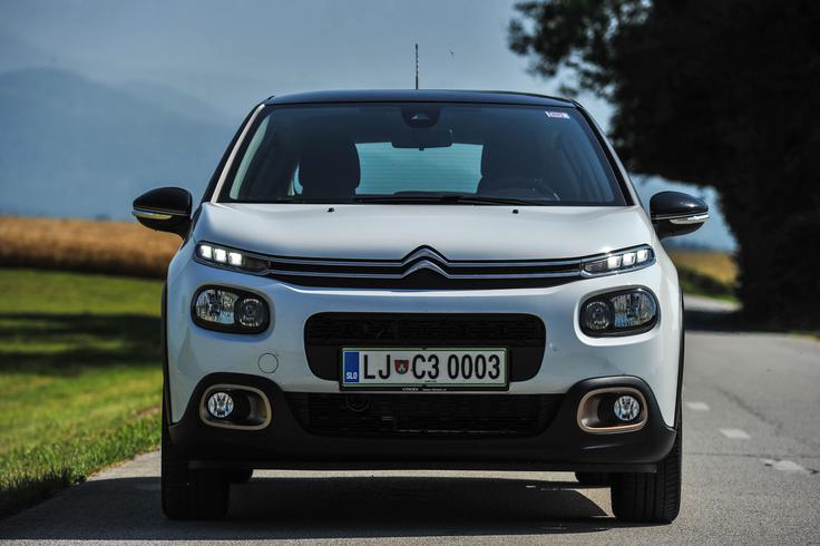 Citroëni imajo zdaj luči razvrščene v dveh nivojih, zgornji "ledici" in Citroënovi strešici sta povezani z letvama. | Foto: Gašper Pirman