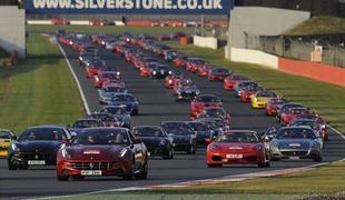 V Silverstonu postavili rekord s parado 964 ferrarijev