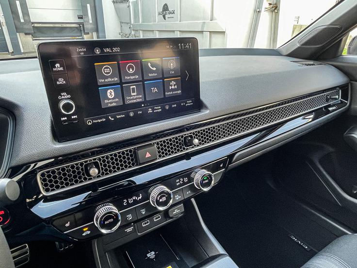 Infozabavni vmesnik je izboljšan. Kdor uporablja vmesnik Car Play (brezžično) ali Android Auto, z njim ne bo imel veliko opravka. | Foto: Gašper Pirman