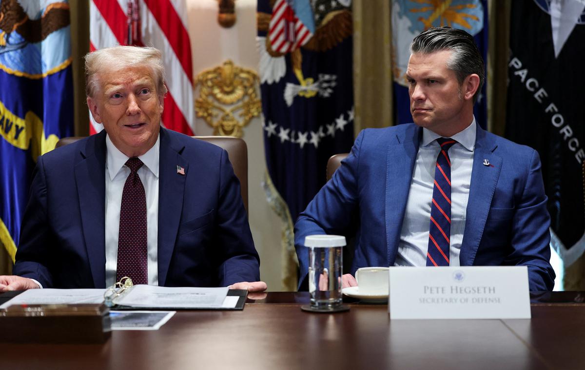 Donald Trump, Pete Hegseth | Na vprašanje, ali bo razglasil vojno proti mamilarskim kartelom, je Trump odgovoril, da za to ne vidi razloga. "Mislim, da bomo preprosto ubili ljudi, ki prinašajo mamila v našo državo," je dejal. Na fotografiji Donald Trump in Pete Hegseth. | Foto Reuters