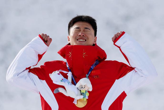 Kitajski smučar prostega sloga Wang Xindi do zlate medalje v skokih
