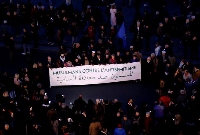 Protestov proti antisemitizmu so se udeležili tudi predstavniki muslimanske skupnosti, ki so nosili plakat Muslimani proti antisemitizmu. | Foto: Reuters