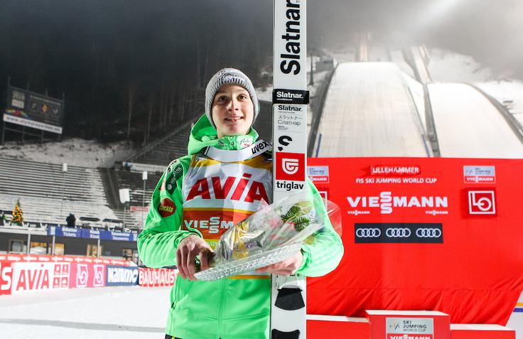 Domen Prevc bo tudi na nasledni tekmi, 17. 12. v Engelbergu, nastopil v majici vodilnega skakalca svetovnega pokala. | Foto: Sportida