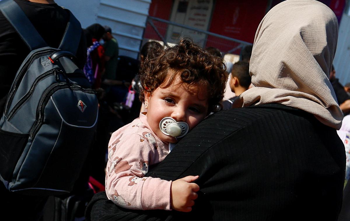 Rafa, Palestina | Egipt zatrjuje, da v trenutnih razmerah ne namerava odpreti prehoda Rafa, dokler izraelska stran, ki izvaja napade tudi na jugu Gaze in na samem območju Rafe, ne bo zagotovila, da je to varno, a obstajajo tudi drugi razlogi za to, da Egipt noče odpreti meje. | Foto Reuters