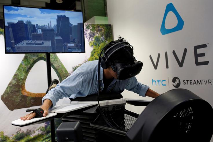 Eden od adutov podjetja HTC je poskus penetracije trga prikazovalnikov navidezne resničnosti z napravo HTC Vive (na fotografiji), a tudi na tem področju je tekmecev že ogromno.  | Foto: Reuters