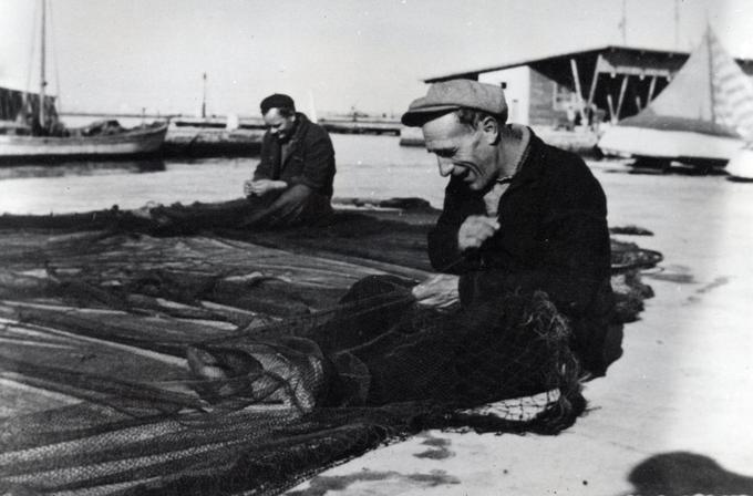 Po zaslugi zadrug in tovarn za ribjo predelavo potrebe po izseljevanju v Ameriko nikoli niso bile tako močne kot na primer na drugih območjih. | Foto: Pomorski muzej Sergej Mašera Piran