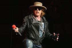 Oboževalec Guns N' Roses toži Axla Rosa