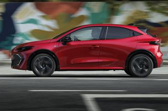 Novi Renault Clio lahko po mestu do 80 odstotkov časa vozi na elektriko