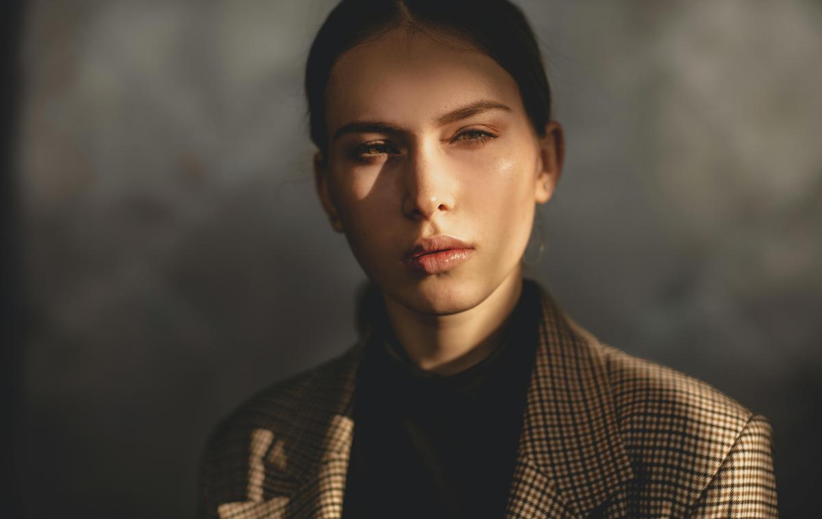 ženska, dekle, poslovna obleka | Foto Pexels
