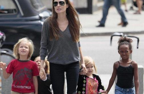 Hčerka Angeline Jolie že mastno služi