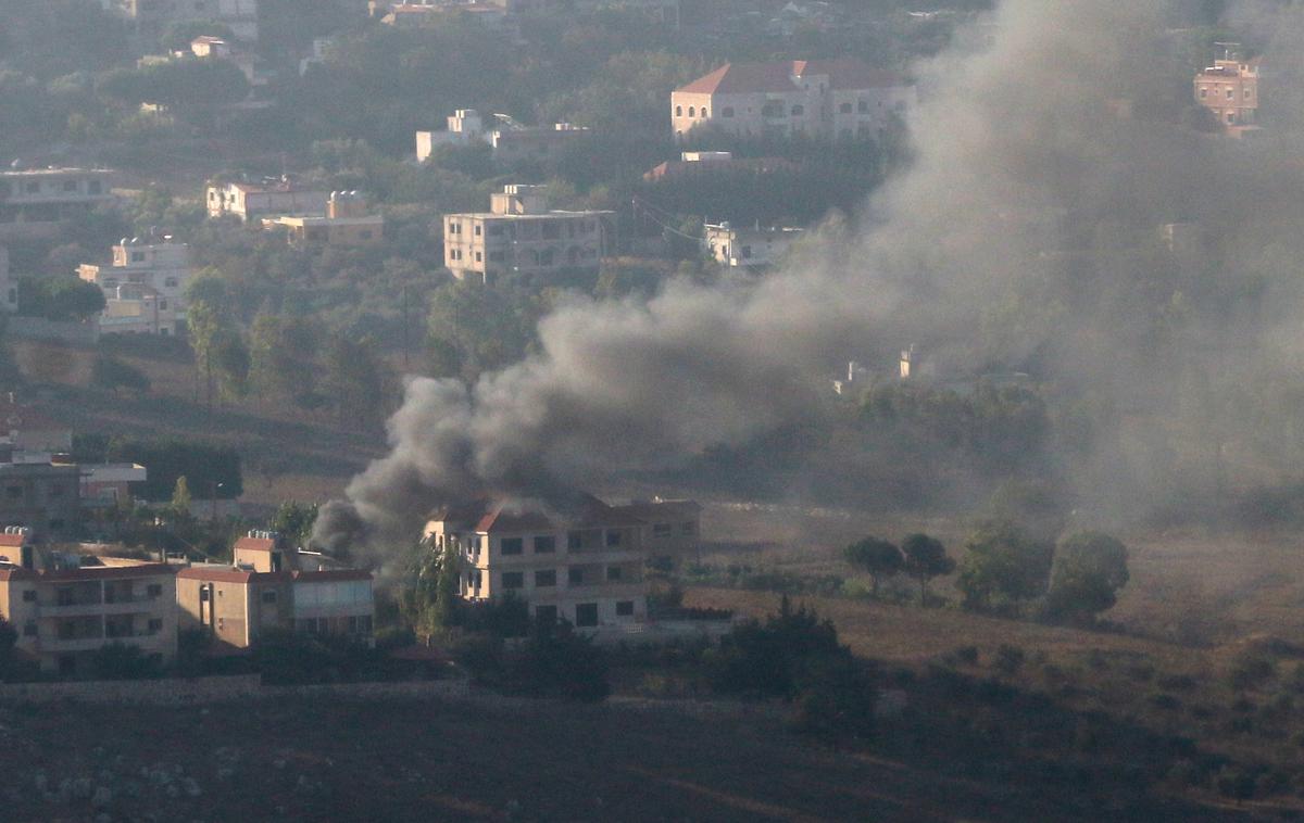 napad na Izrael, Hezbolah, Libanon, dim, ogenj | V izraelskih napadih na Libanon je bilo od zaostritve konflikta med Izraelom in Hezbolahom oktobra lani ubitih več kot 3.400 ljudi, več kot 14.700 pa ranjenih. | Foto Reuters