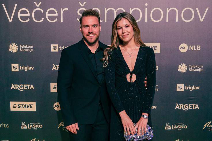 Miha Hrobat je aprila lani zaročil svojo izbranko Lano. | Foto: Mediaspeed