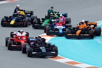 Dirkalnike formule 1 iz legokock sestavljali 22 tisoč ur #video