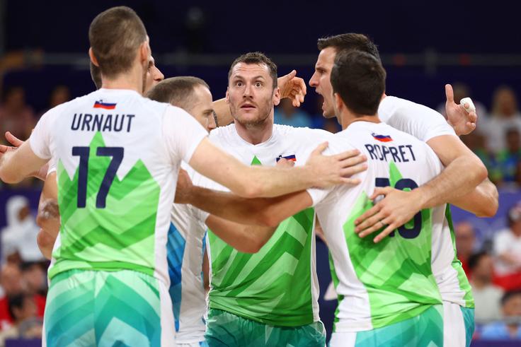 Rokometna reprezentanca bi lahko po koncu olimpijskih iger doživela podobno usodo kot odbojkarska, kjer bi se lahko poslovilo kar nekaj najstarejših igralcev. ''Odbojkarji so začeli reprezentanco s to generacijo graditi že pred mnogimi leti, zdaj imajo že nekaj časa vrhunske rezultate, skozi leta so se povezali. Upam, da so se zdaj tudi rokometaši. Odbojkarji so vrhunsko odigrali olimpijske igre, nato pa je prišla prva tekma na izpadanje, pa so Poljaki žal odigrali najboljšo tekmo. Vse jim je šlo, še tisto, kar je bilo nemogoče, so spremenili v točko. Škoda, da jim ni uspelo. Vseeno mislim, da imajo še dosti prej seboj, čeprav se bo menjala generacija. Nekateri bodo nehali, a imajo dovolj kakovosti in izkušenj, tudi med mladimi, da bodo nadaljevati tam, kjer so ostali," je prepričan Bezjak. | Foto: Reuters