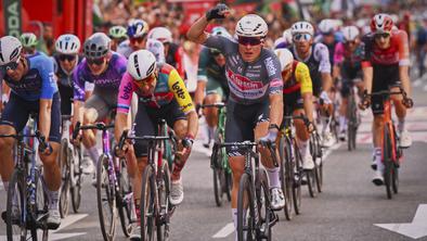 Jasper Philipsen nepremagljiv v šprintu, kazen za Italijana, Norvežan ostaja v vodstvu