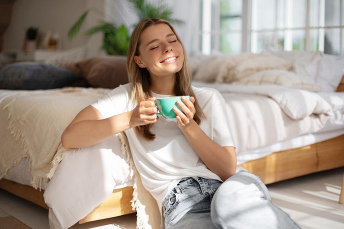 jutro, jutranja kava, sončna spalnica, nasmejana mladenka | Foto Shutterstock