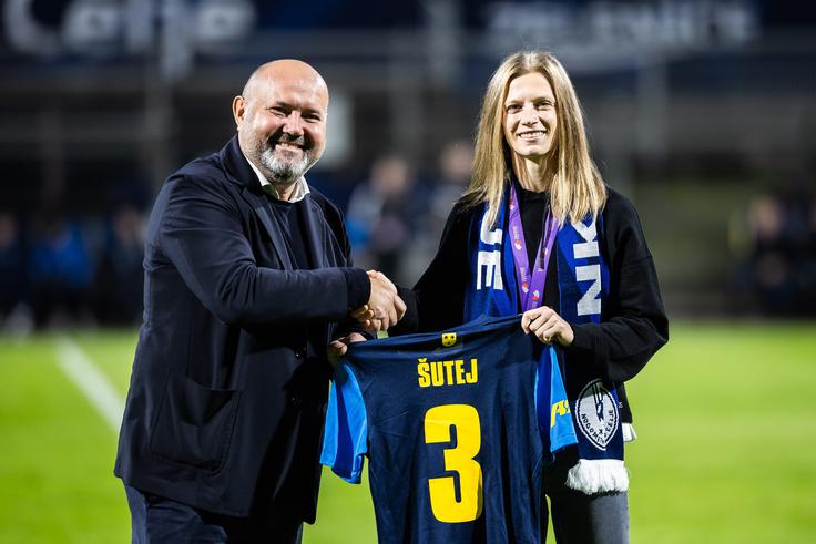 NK Celje je na derbiju gostilo odlično atletinjo Tino Šutej. | Foto: Jure Banfi
