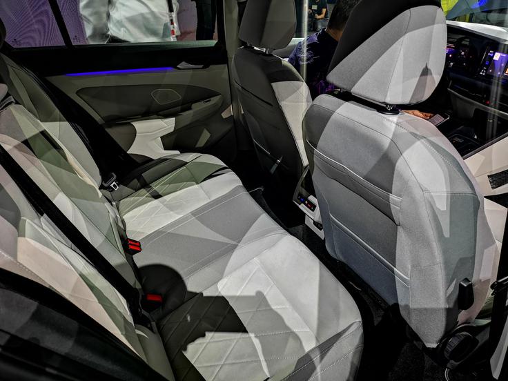 volkswagen golf Na zadnji klopi se sedi precej udobno in prostora za noge je več kot dovolj. | Foto: Gregor Pavšič