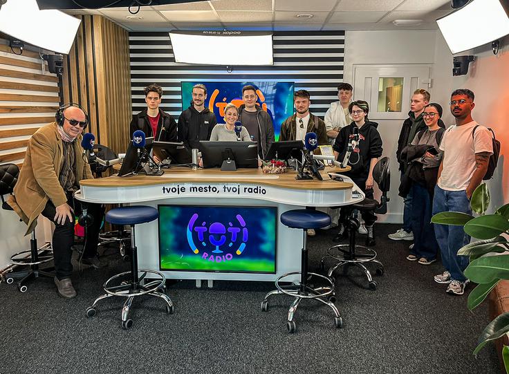 Študentje avdio produkcije na obisku radia Toti. | Foto: Academia, višja strokovna šola