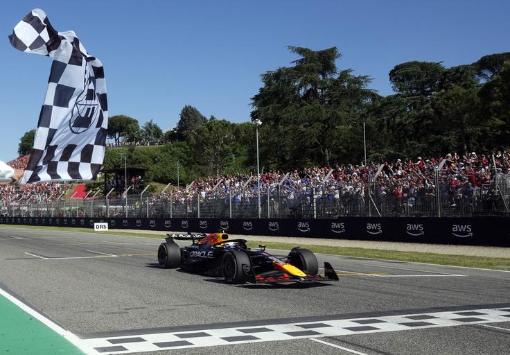 Max Verstappen je zmagal drugič letos in že 65-ič v formuli 1. Na 400. dirki za ekipo Red Bull Racing. | Foto: Reuters