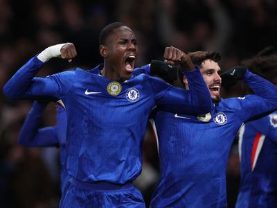 Chelsea z igralcem manj do točke proti Arsenalu. Isak le zadel za Liverpool, preobrat Man Utd.
