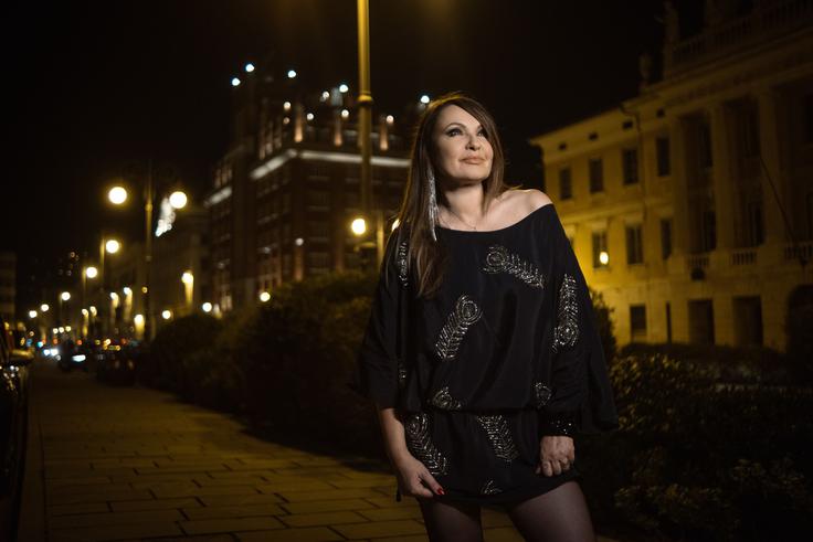 Njena najnovejša skladba govori o tem, da s časom bolečina izgube zbledi in da srce marsikaj prenese. | Foto: Rok Breznik Photography